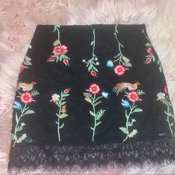 Sugar + Lips S Embroidered Lace Stretch Skirt - Picture 5 of 8